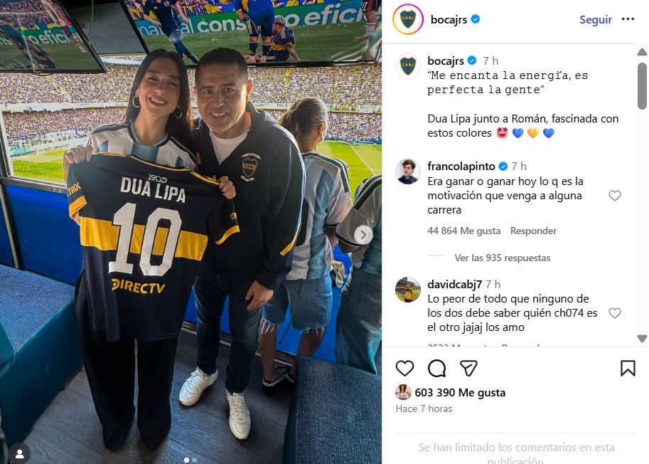 Boca le obsequió una camiseta a Dua Lipa
