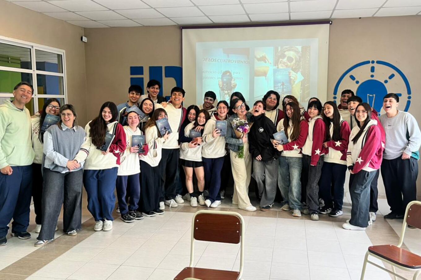 Marcela es invitada a dar charlas en escuelas, no solo para concientizar todo lo relacionado a una sexualidad sana e informada, sino para hablar de la importancia en la adolescencia de comunicar las emociones de toda índole, para apostar por una adultez más feliz y libre: