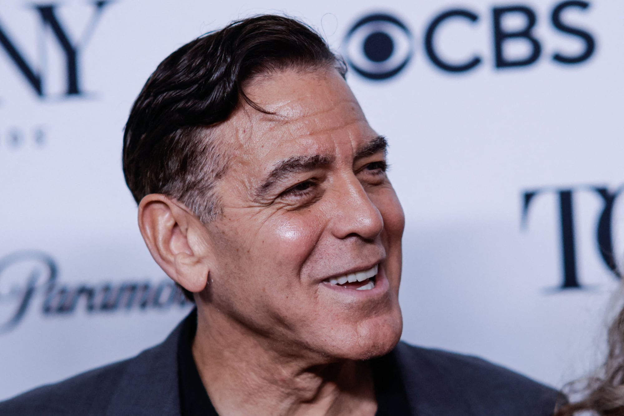 George Clooney, que obtuvo su primera nominación a los premios, por su actuación en Good Night, Good Look, sorprendió a todos con su cabellera renegrida