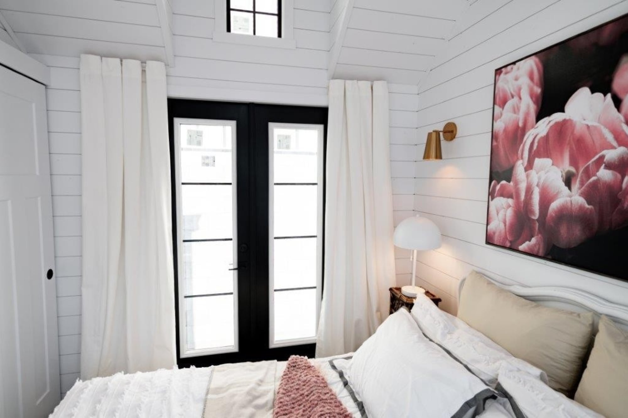 El dormitorio se ubica en planta baja y permite estar de pie