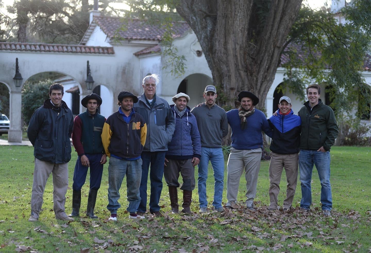 Carlos Guerrero con gente de su equipo de trabajo