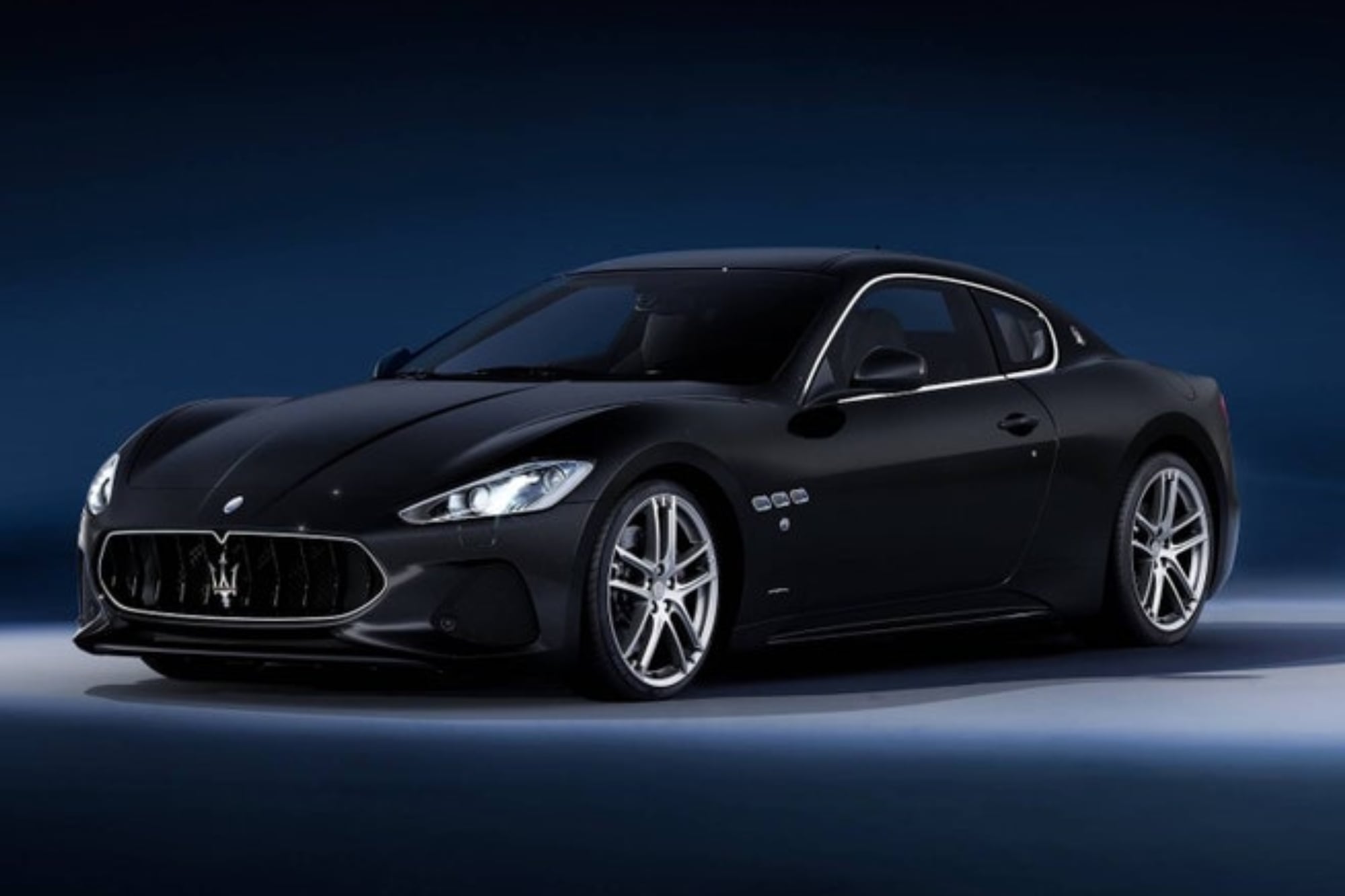 Esta coupé italiana cuenta con un potente motor V8 que alcanza una velocidad máxima de casi 300 km/h