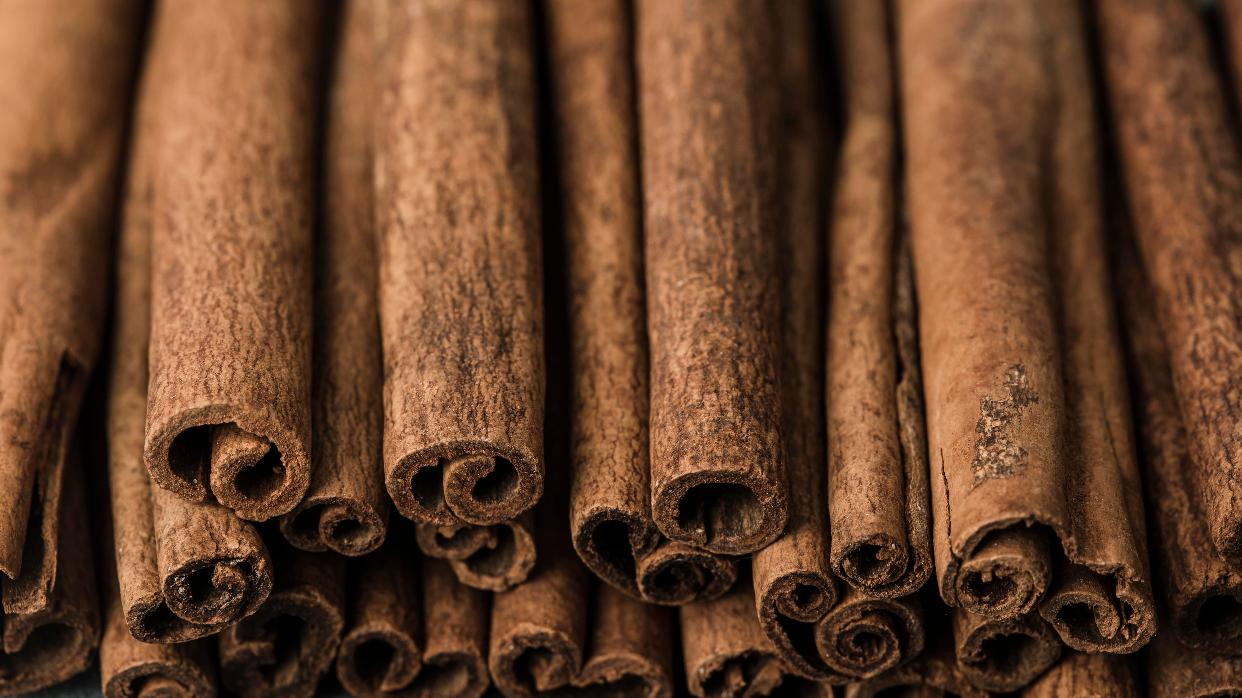 Las ramas de canela son ideales para aromatizar los ambientes (imagen ilustrativa)