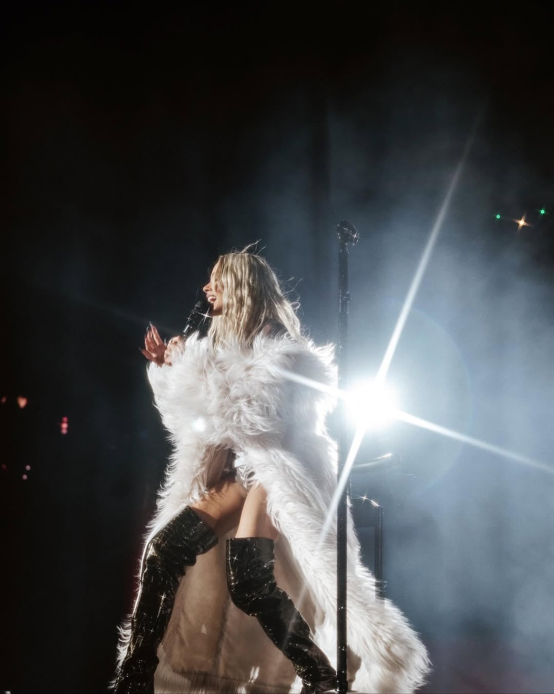 Tini en Tecnópolis: las canciones que la hicieron llorar, el escenario que trajo “de afuera”, su respuesta a las críticas y un amor en la platea 13 En su espectáculo Tini despliega un vestuario increíble