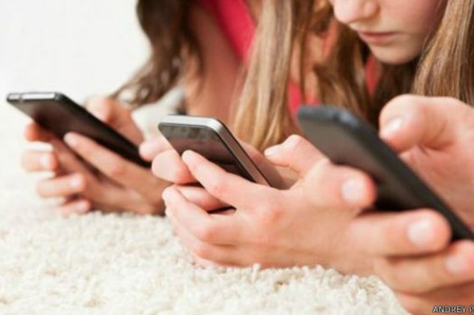 Estrategia: más de 50.000 familias de estudiantes porteños aceptaron retrasar la entrega de smartphones a los chicos