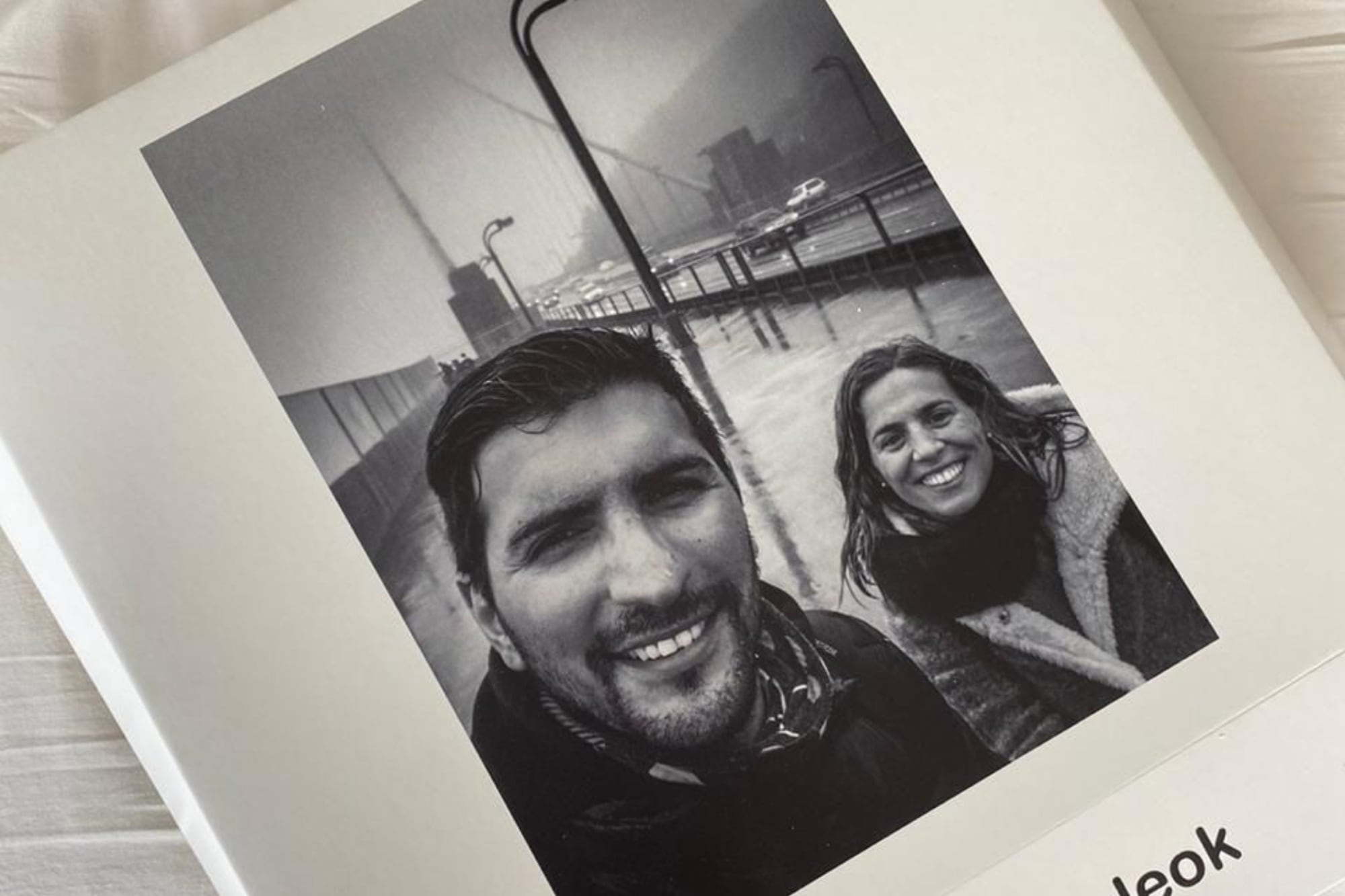 La fábrica anterior que tenía una caja de plástico y la foto impresa sobre la misma; y adentro las piezas