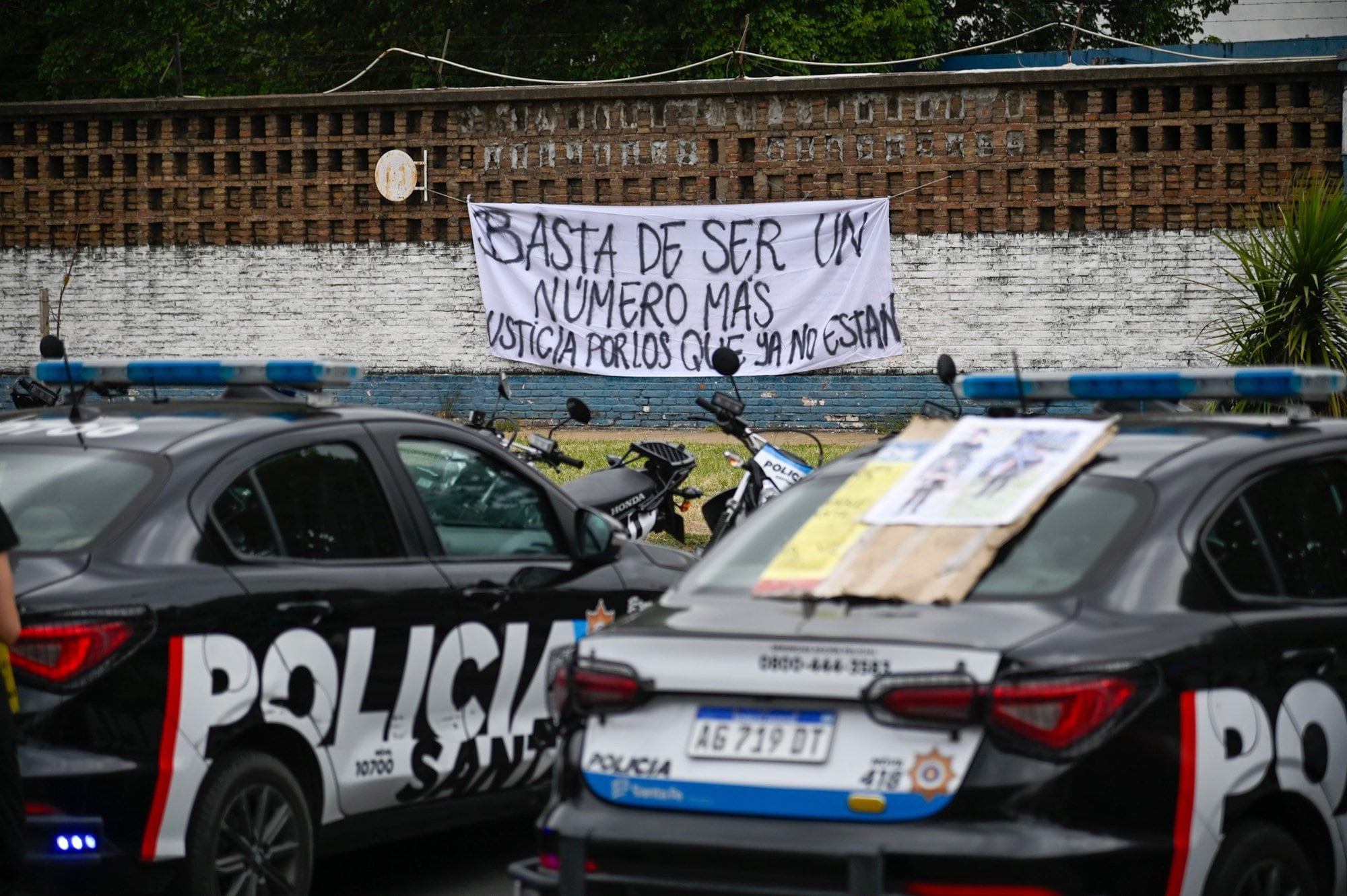Además de quema de neumáticos, los policías colgaron banderas