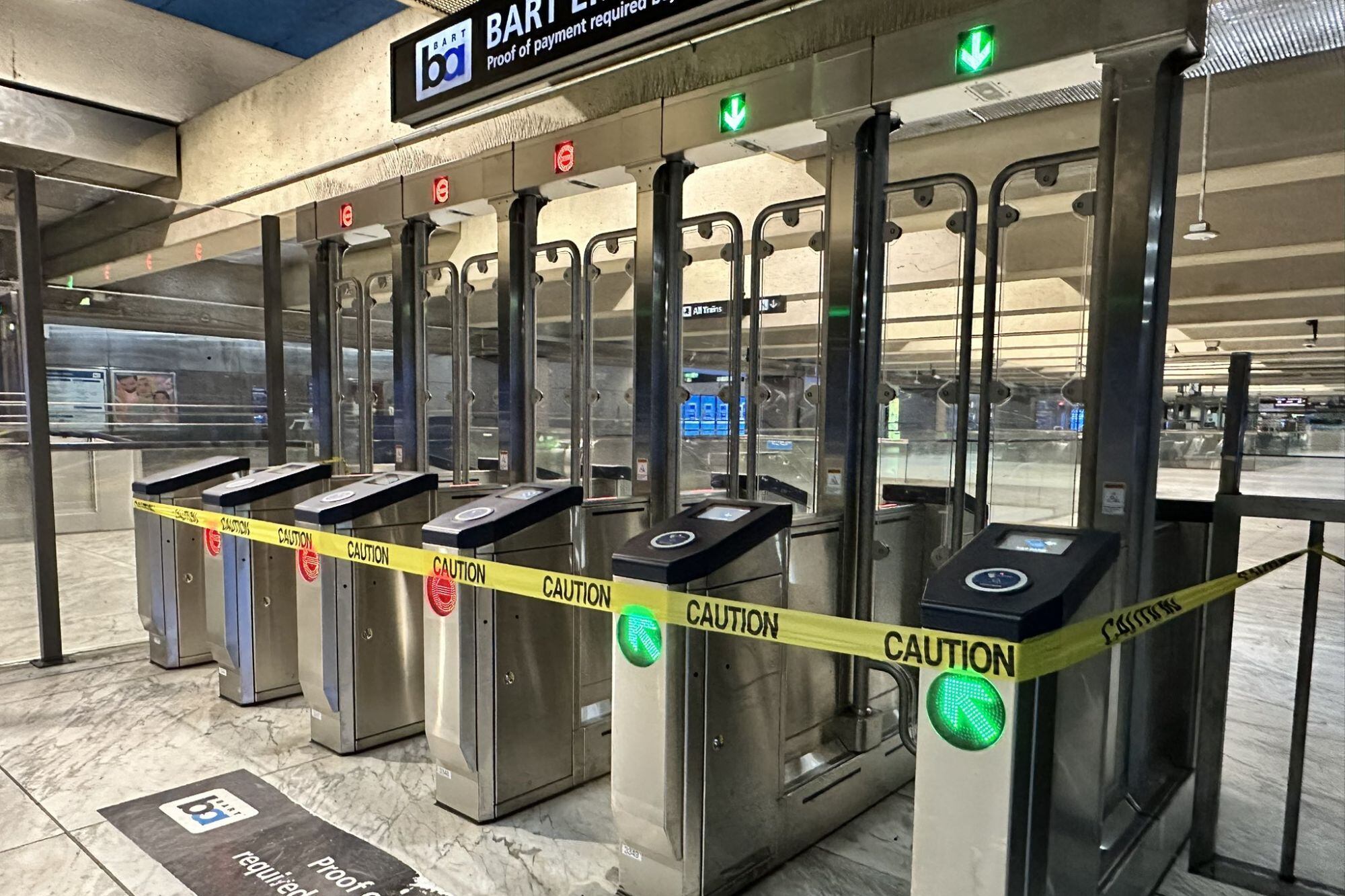 En las estaciones, los usuarios se encontraron con cintas de advertencia y señales que indicaban que los trenes no estaban en funcionamiento