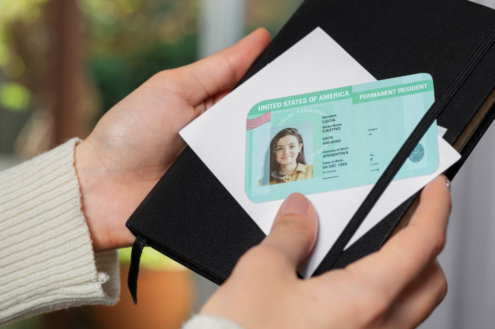 El trámite para obtener la green card incluye el envío de formularios, el pago de tarifas, una entrevista con Uscis y la espera de la decisión final