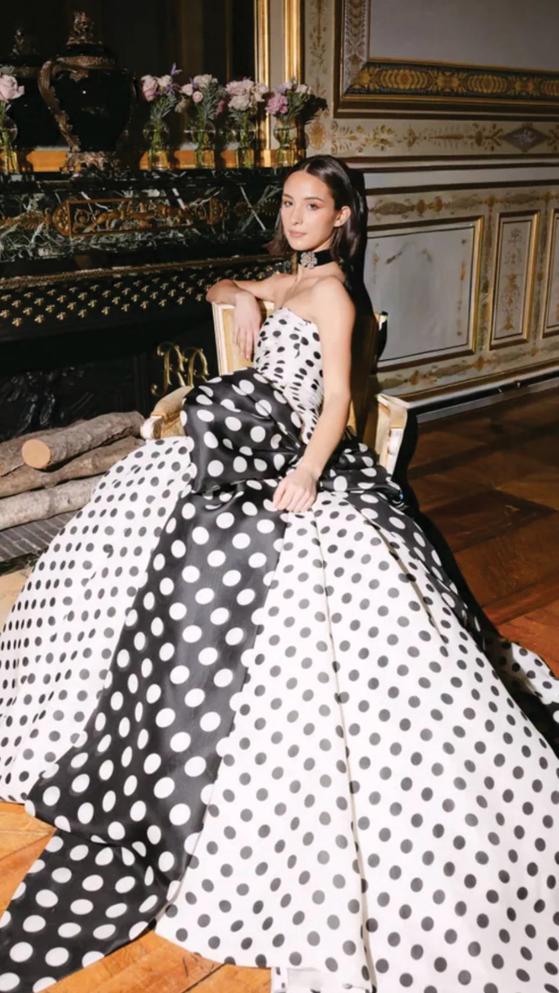 Carolina con el fabuloso traje de alta costura de la maison de su abuela diseñado por Wes Gordon. Es parte de la colección primavera-verano 2026 de la marca