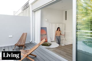 Construyeron sobre la terraza y armaron dos monoambientes que se conectan (o no)