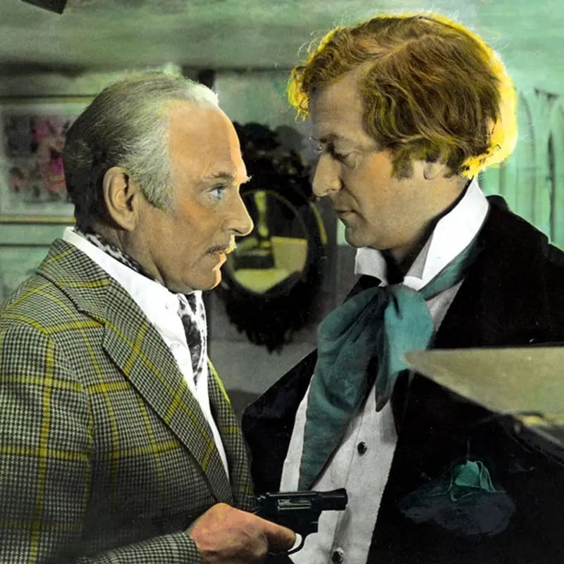 Las potentes actuaciones de Laurence Olivier y Michael Caine impulsan la trama llena de giros inesperados de