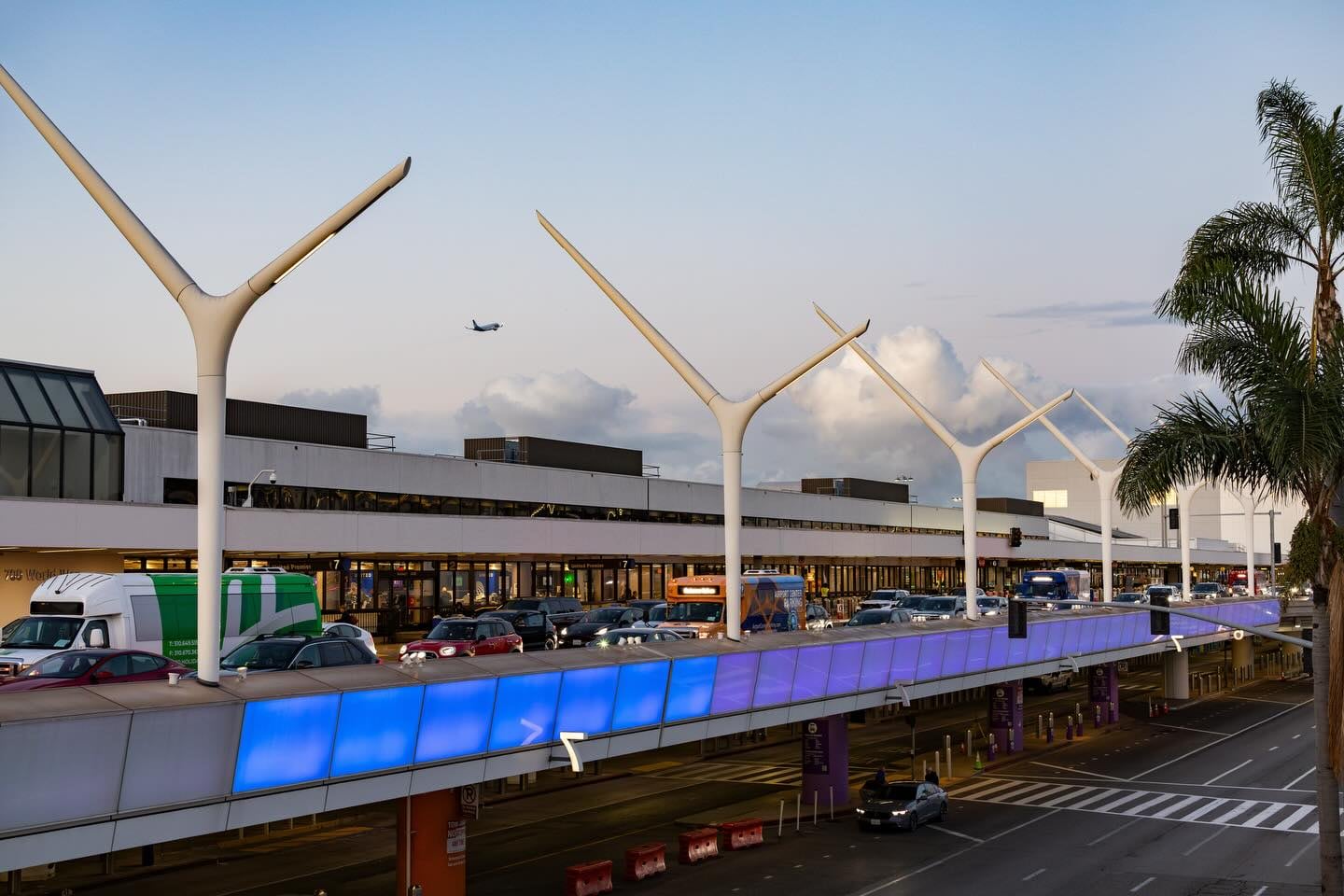 Las empresas de transporte privado podrían aumentar sus tarifas en el punto de recogida de LAX debido a las nuevas reglas (Archivo)