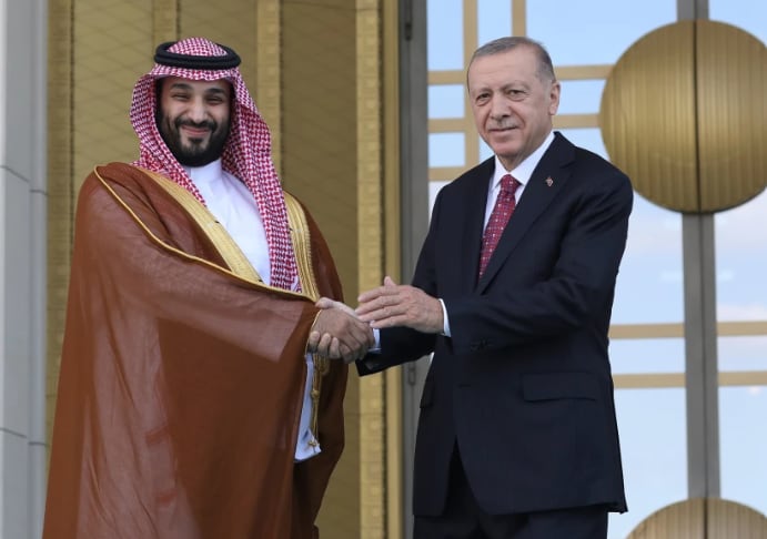 Tres potencias islámicas firman un pacto y reconfiguran el tablero en Medio Oriente