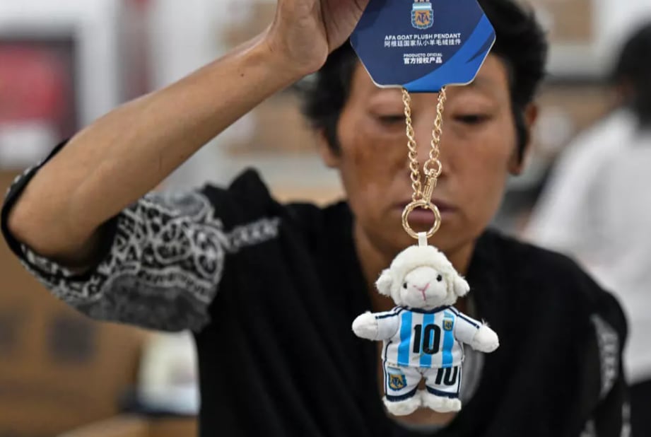 la industria china sacó a la venta un peluche del rosarino caracterizado como una cabra, cuyo diseño tiene un guiño al acrónimo inglés GOAT (Greatest Of All Time, el mejor de todos los tiempos)