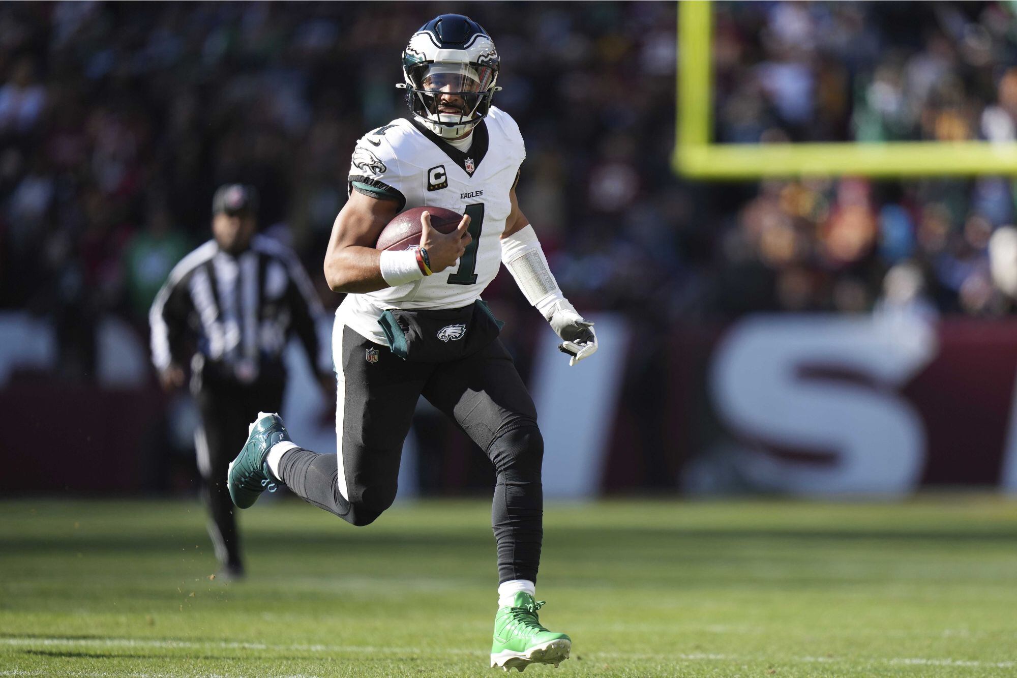 Jalen Hurts es una de las piezas más importantes de los Eagles (Archivo)