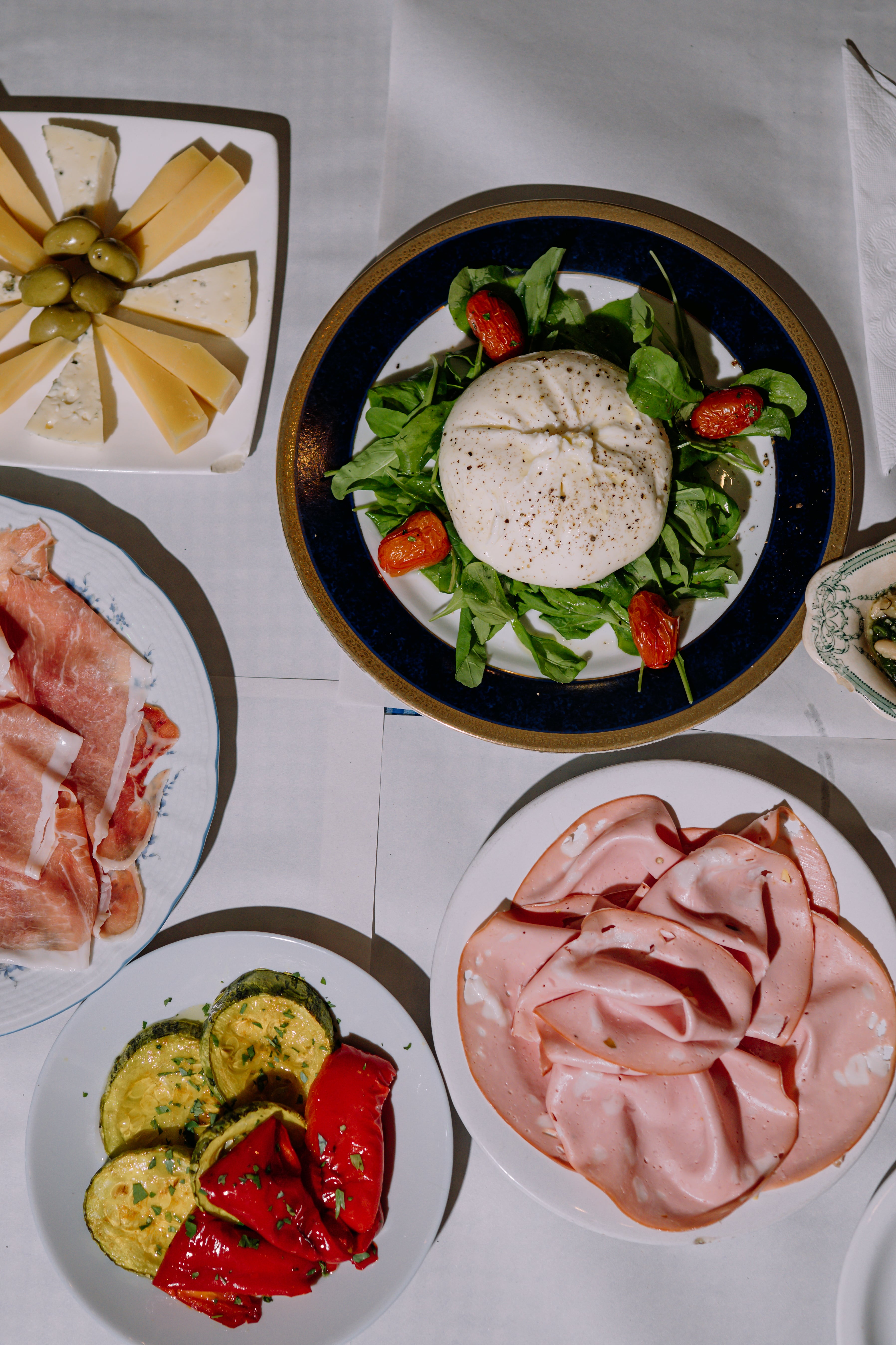 Prosciutto, burrata y melanzane alla calabresei son parte de las propuestas de antipasto italiano