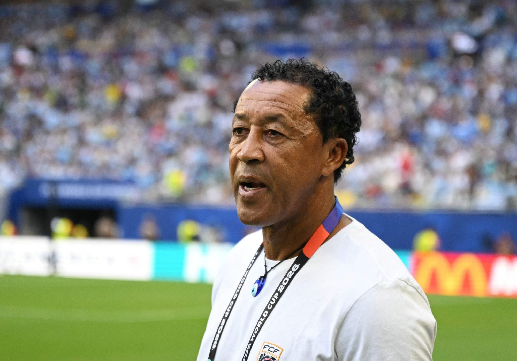 El técnico de Cabo Verde le regaló un banderín a Lionel Scaloni en la previa del partido