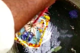 India. La policía detuvo a personas que hacían un peligroso ritual con bebés