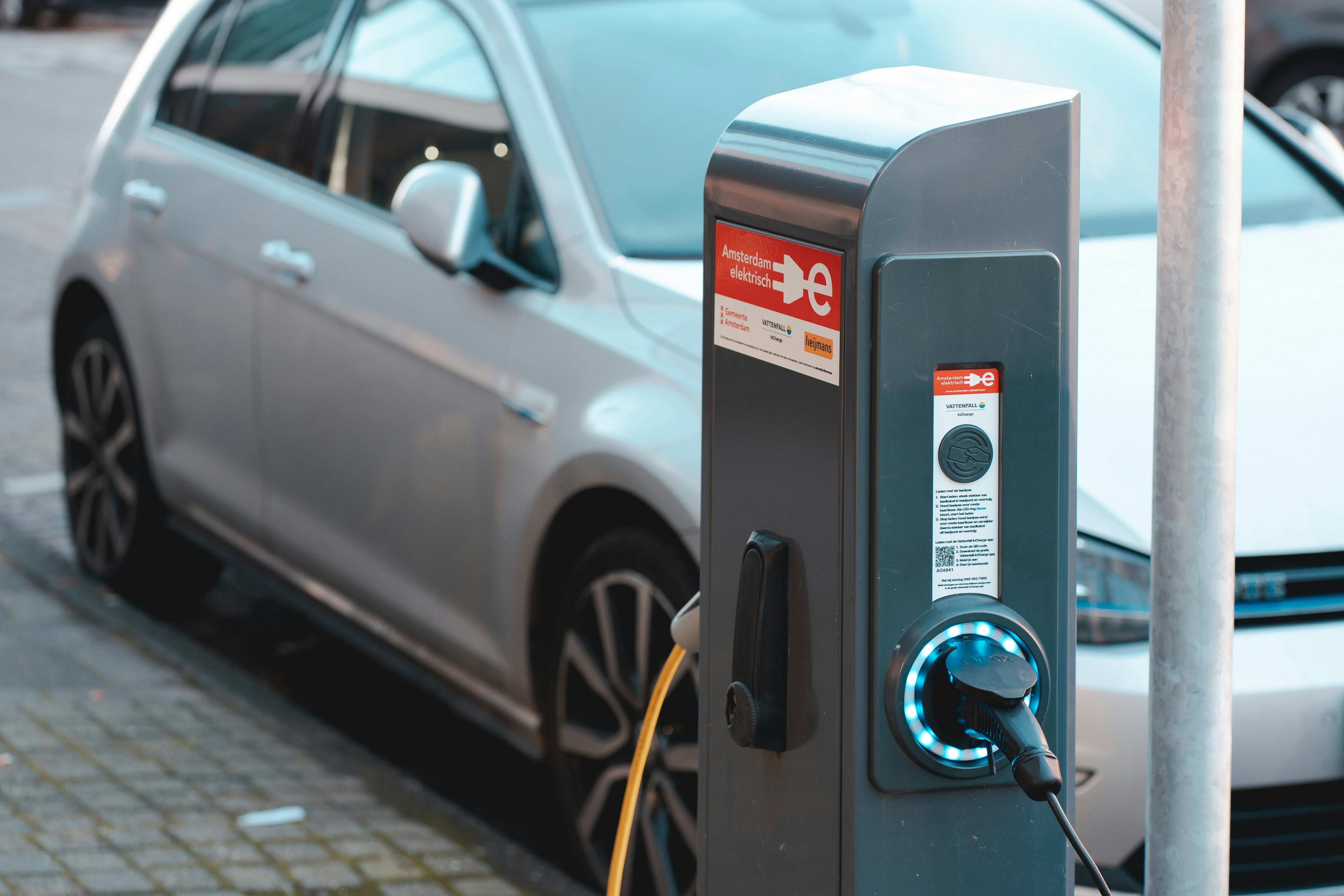 Las empresas instalan puntos de carga dentro de sus instalaciones
