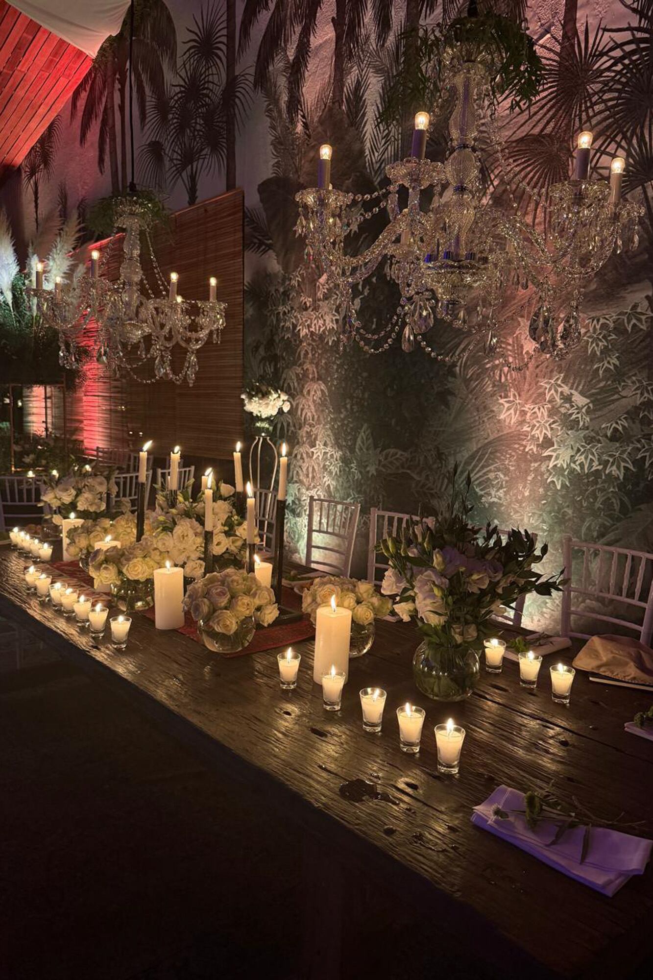 Velas, rosas, paredes con estampas botánicas y arañas con caireles sumaron romanticismo.