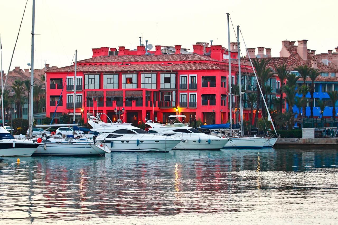 Ubicado en el puerto deportivo de Sotogrande, el hotel presenta una fachada de diseño contemporáneo inspirado en el mundo náutico, con predominio de materiales naturales
