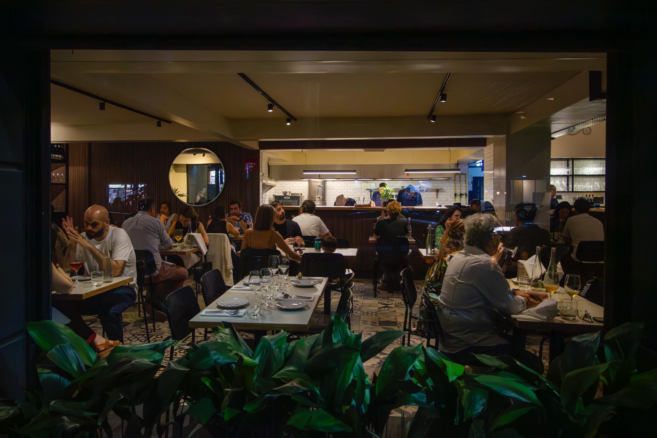 Por las noches, el salón se llena y es necesario reservar