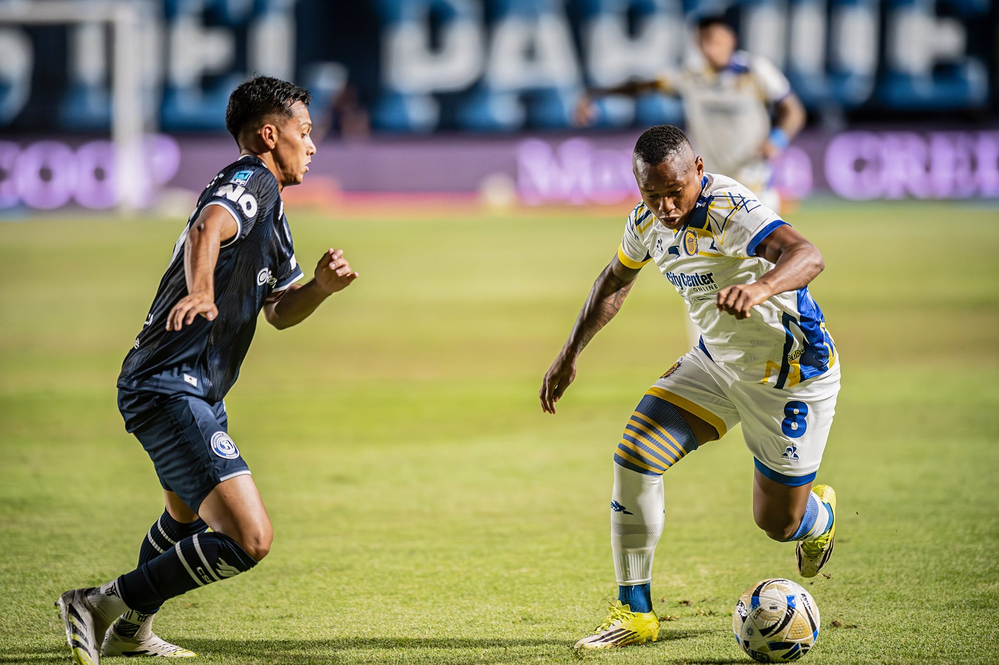 Jaminton Campaz fue, con poco, el más atrevido de Rosario Central durante el primer tiempo, mientras que en el complemento fue el único jugador que se animó a inquietar las manos de Bolcato.
