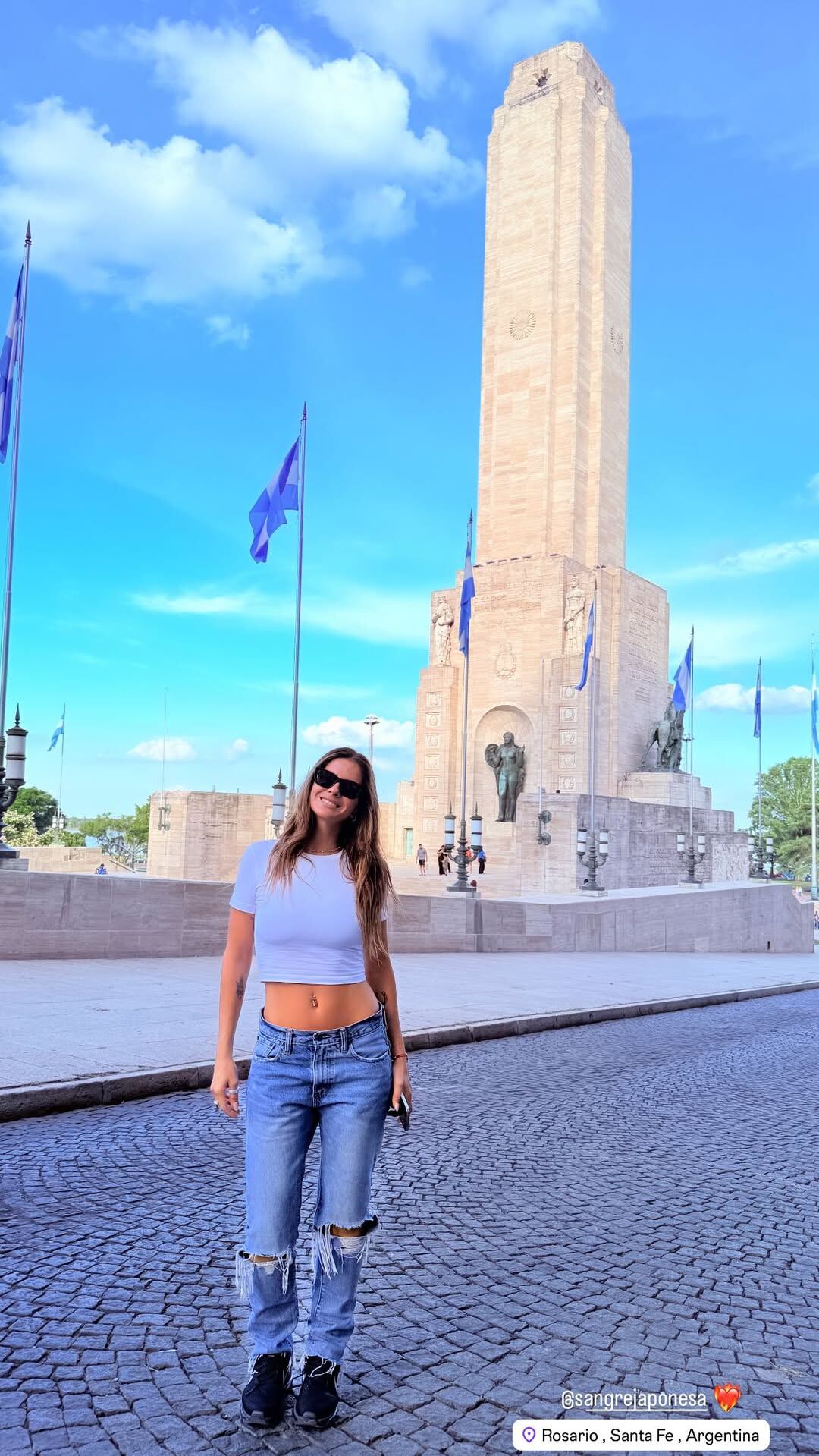 La China Suárez muy sonriente frente al Monumento a la Bandera en Rosario