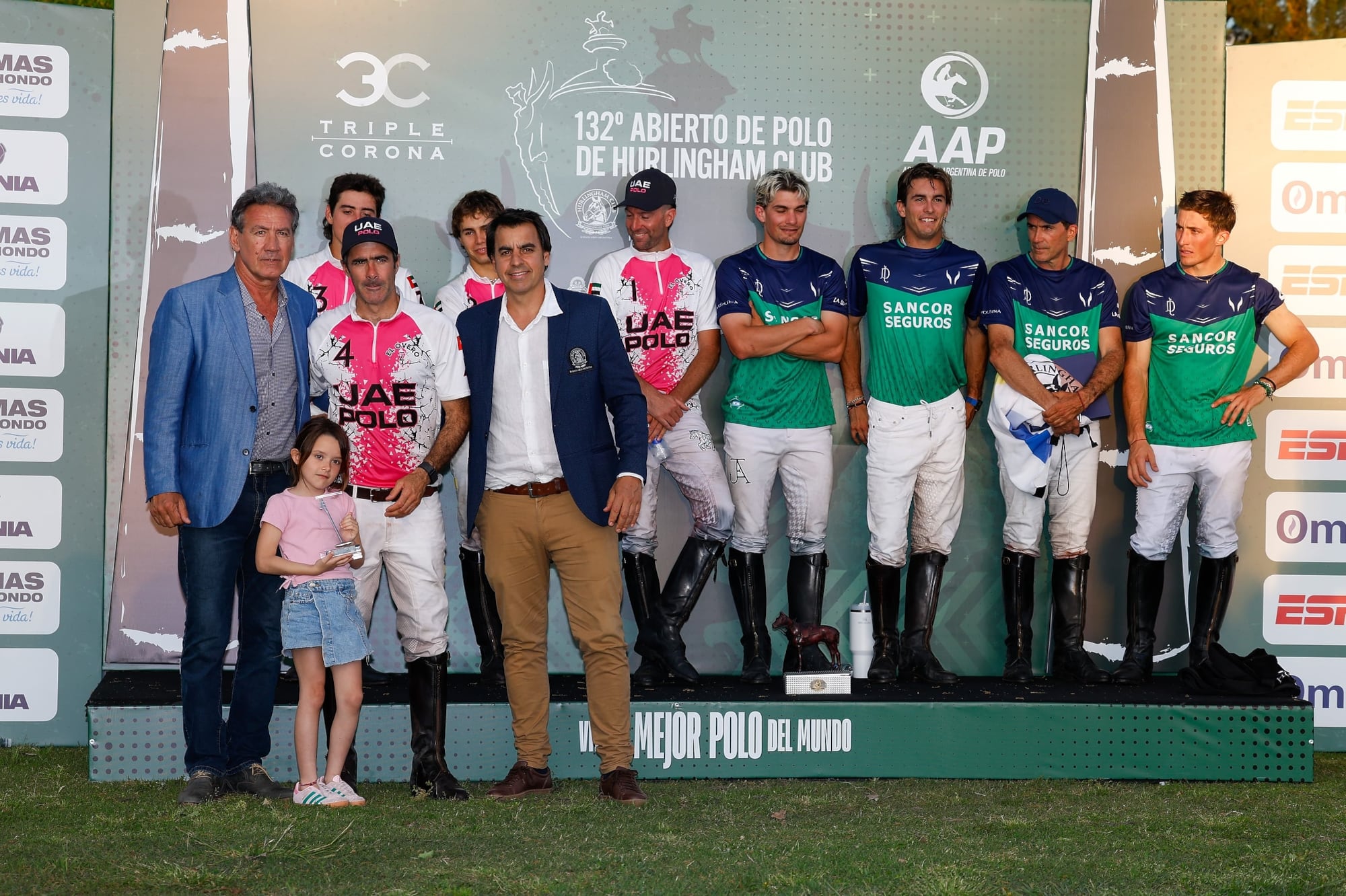 Nero en la entrega de premios en Hurlingham, el choque previo que sostuvieron UAE Polo y La Natividad-La Dolfina