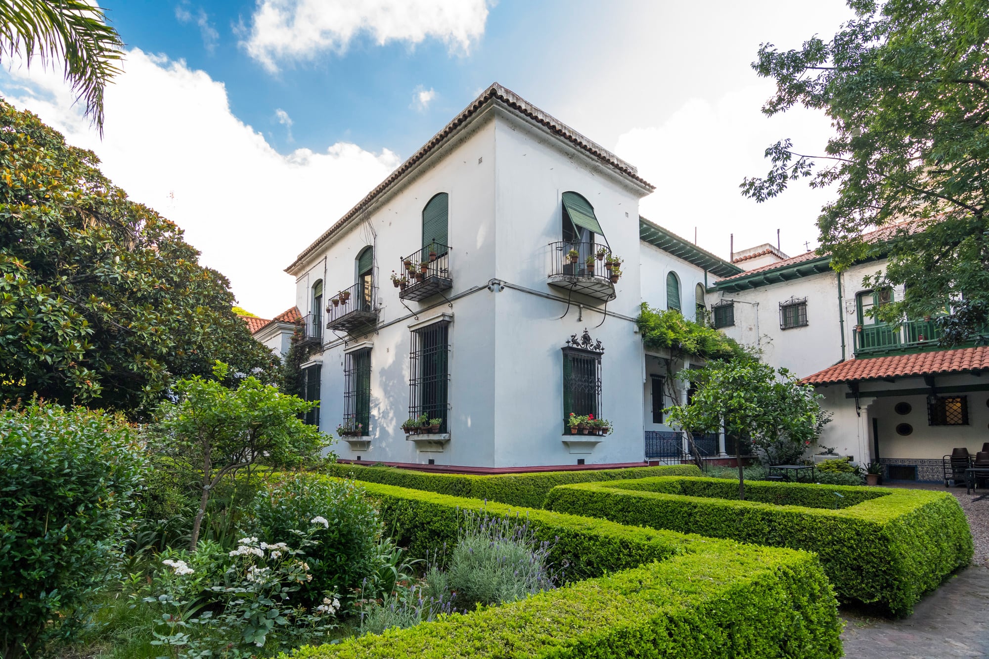 Enrique Larreta transformó una residencia de Belgrano en una casa de espíritu castellano y diseñó un jardín que aún conserva la esencia de los patios andaluces