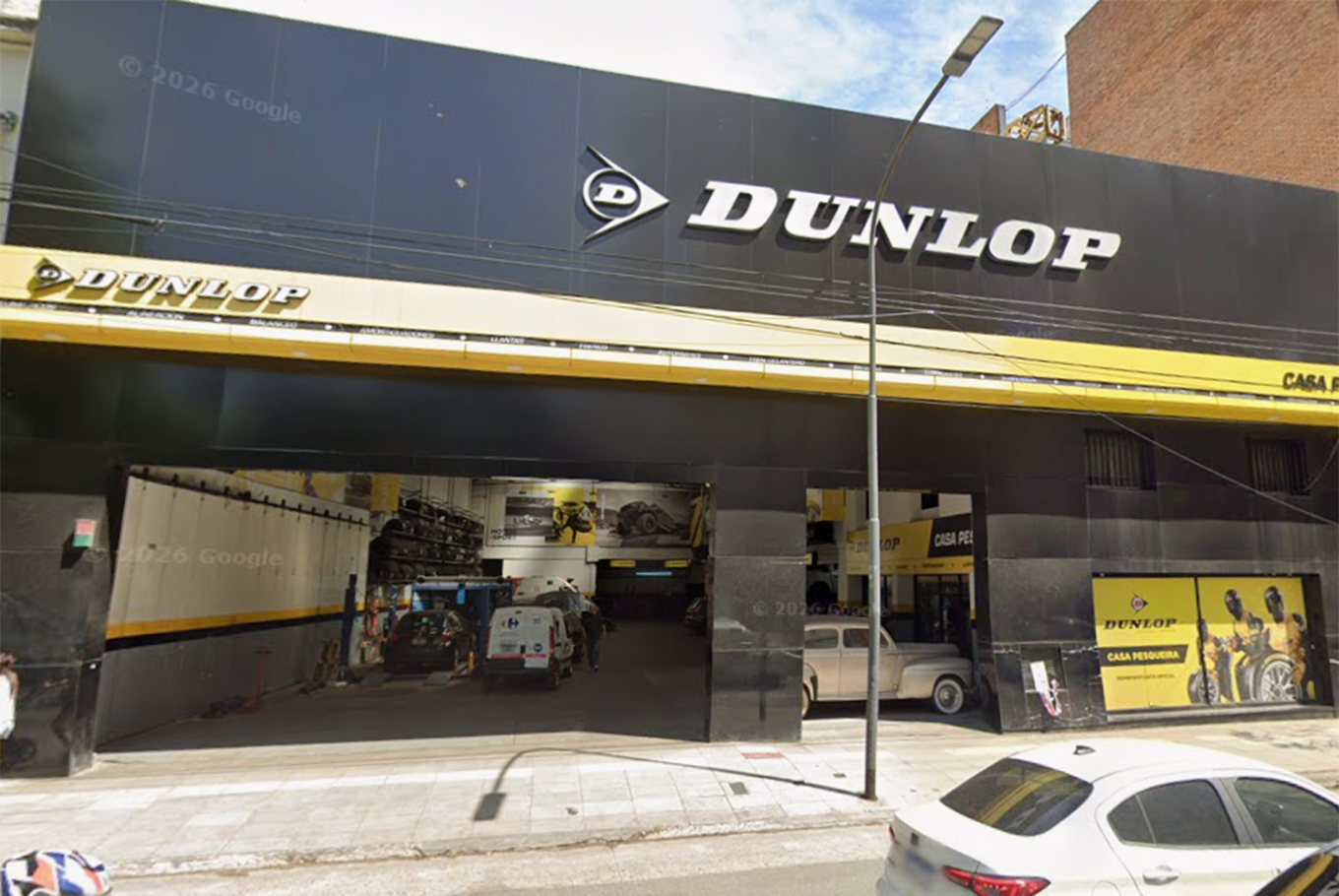 Se cayó el portón de un local en avenida Córdoba y murió un hombre