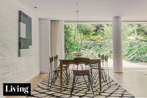 Cautivados por su jardín entre edificios, dos arquitectos compraron y reformaron este departamento poco convencional de Belgrano