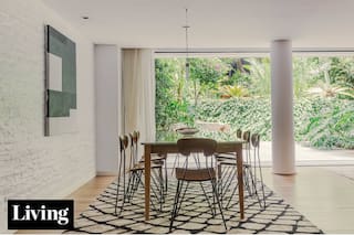 Cautivados por su jardín entre edificios, dos arquitectos compraron y reformaron este departamento poco convencional de Belgrano