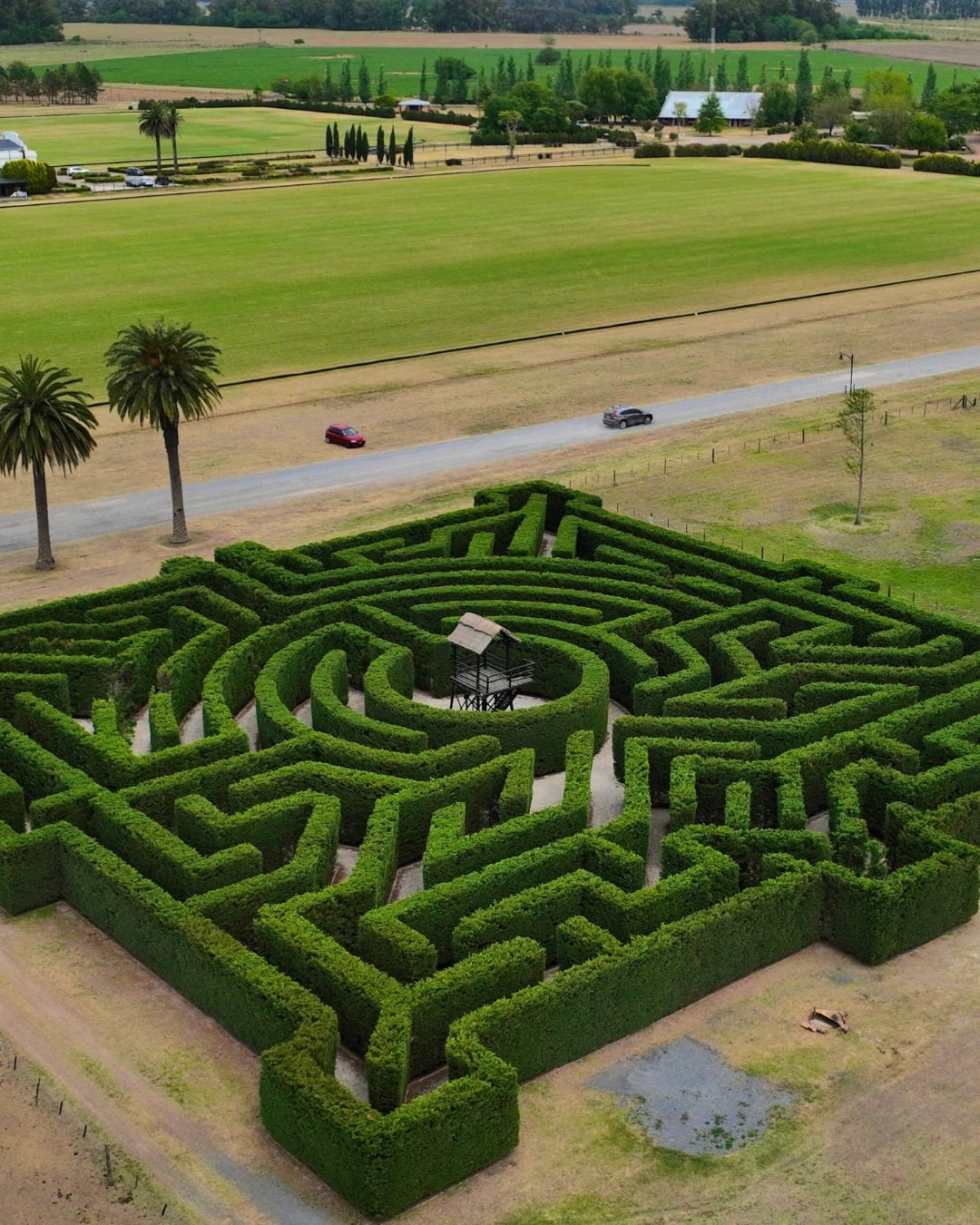 Uno de sus grandes atractivos es el enorme laberinto que se encuentra en el centro de la estancia para recorrer