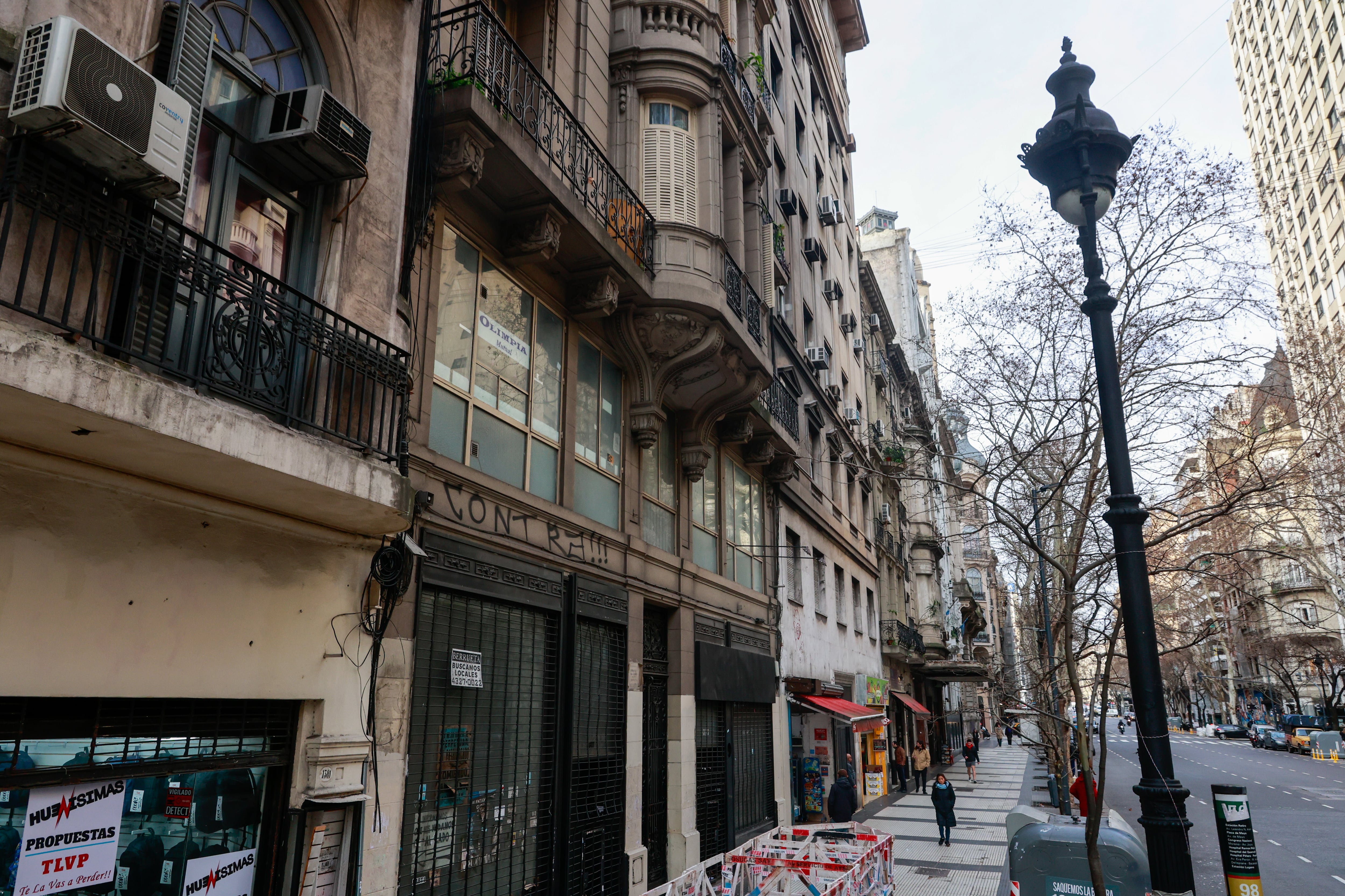 Denuncian el deterioro de Avenida de Mayo: locales cerrados y edificios imponentes abandonados
