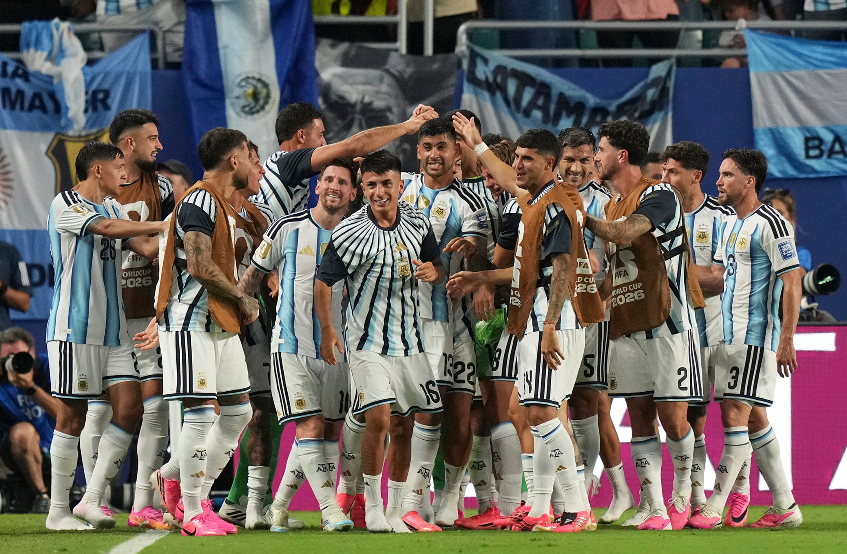 La selección argentina sufrió en 16vos de final, pero eliminó a Cabo Verde y se metió en octavos