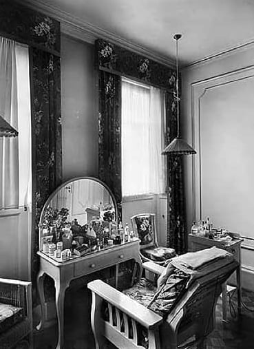 El salón de Elizabeth Arden ofrecía tratamientos de belleza en un ambiente de lujo; ella cuidaba cada detalle, desde la decoración hasta la atención de las clientas (Salón d’Oro de Elizabeth Arden en Londres)