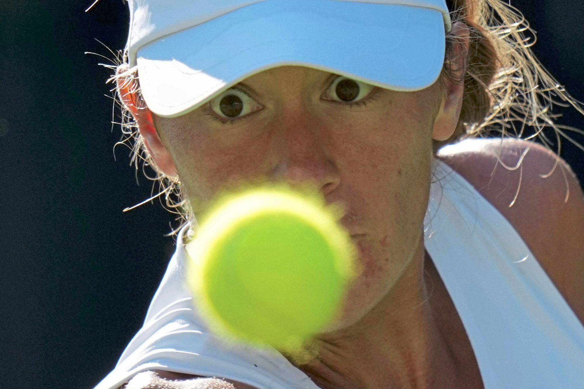 La mirada fija en el objetivo: Solana Sierra venció a la británica Katie Boulter en la segunda ronda de Wimbledon