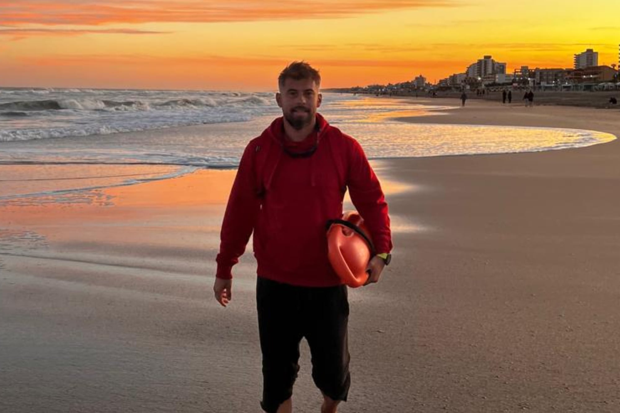 Jugó en la selección argentina, se retiró por las graves lesiones y hoy trabaja como guardavidas