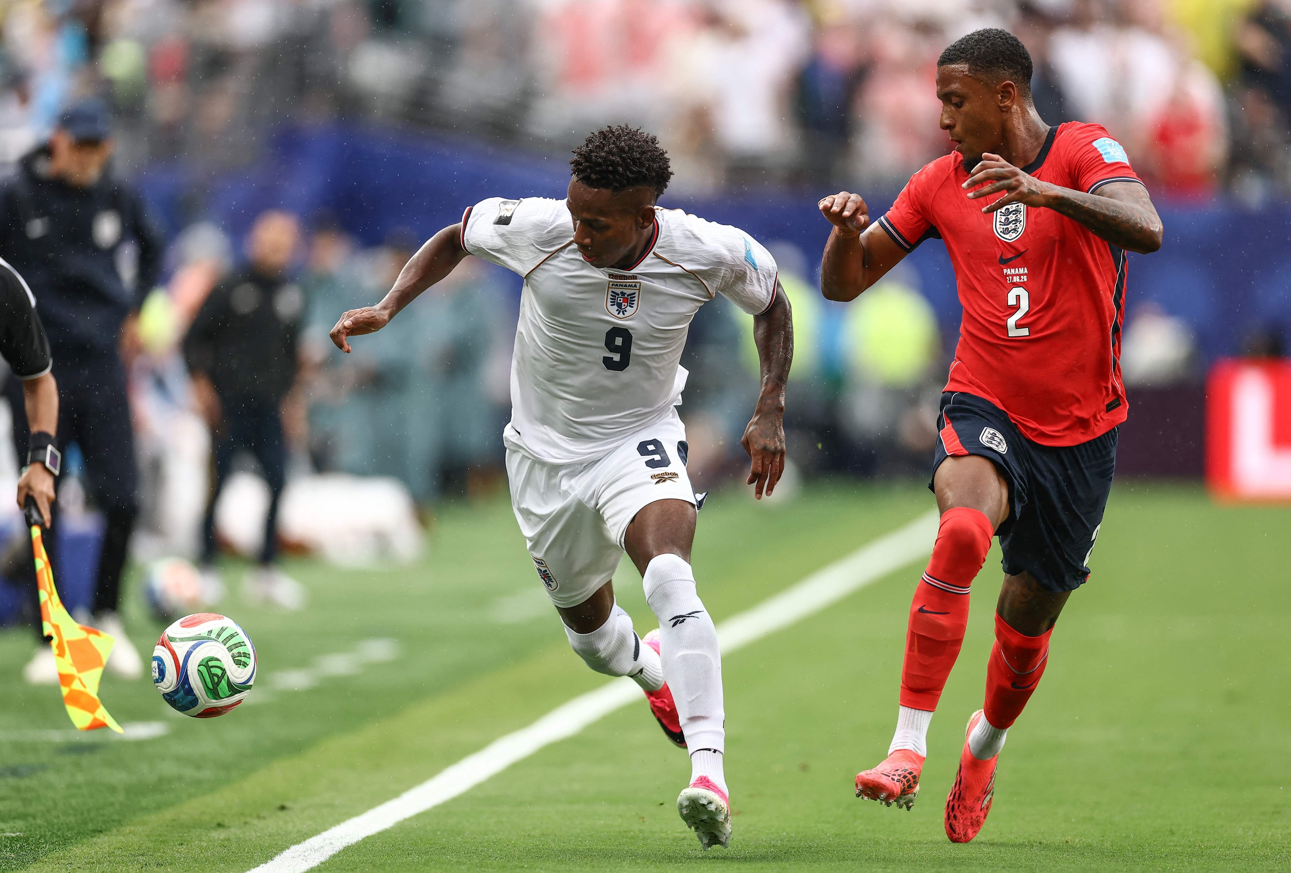 Inglaterra le ganó 2-0 a Panamá, se clasificó primero en su grupo y espera rival 9 Tomás Rodriguez, perseguido por Ezri Konsa, en un duelo sin grandes emociones (Photo by CHARLY TRIBALLEAU / AFP)