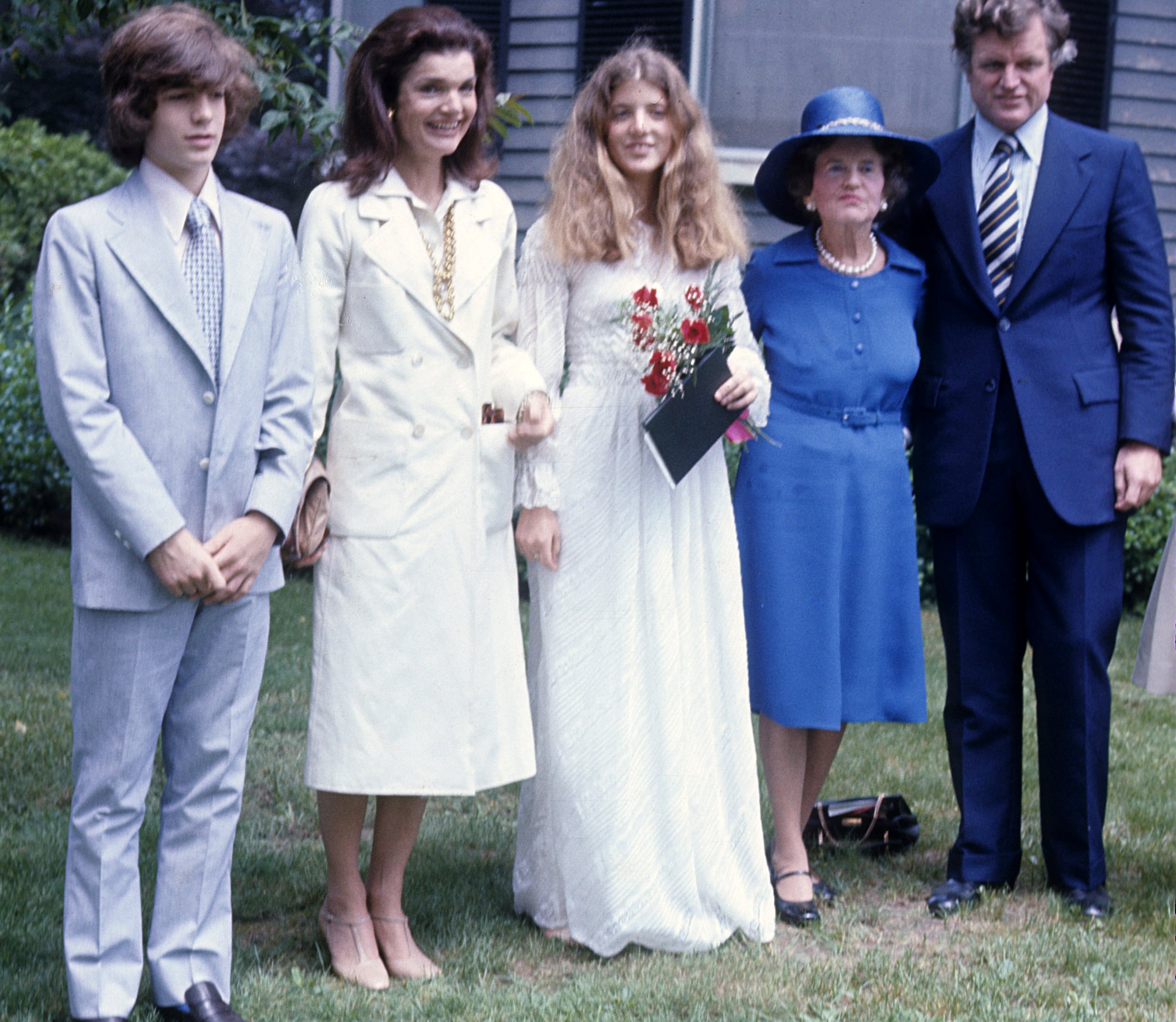 En junio de 1975, cuando Caroline terminó el secundario en Concord Academy, Jackie organizó
una reunión familiar. En la foto, de izquierda a derecha: John-John, Jackie, la legendaria Rose
Kennedy (madre de JFK) y su hijo menor, Edward “Ted” Kennedy