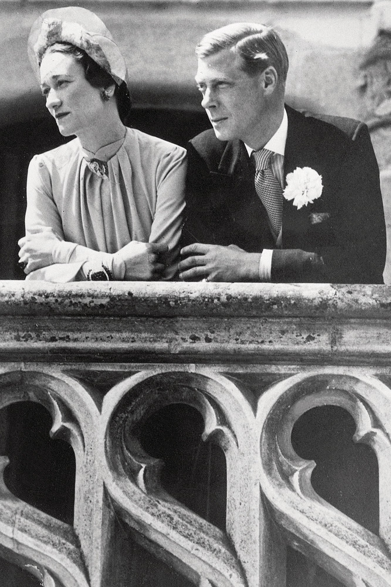 Ese día, los duques de Windsor contemplando el château desde un balcón