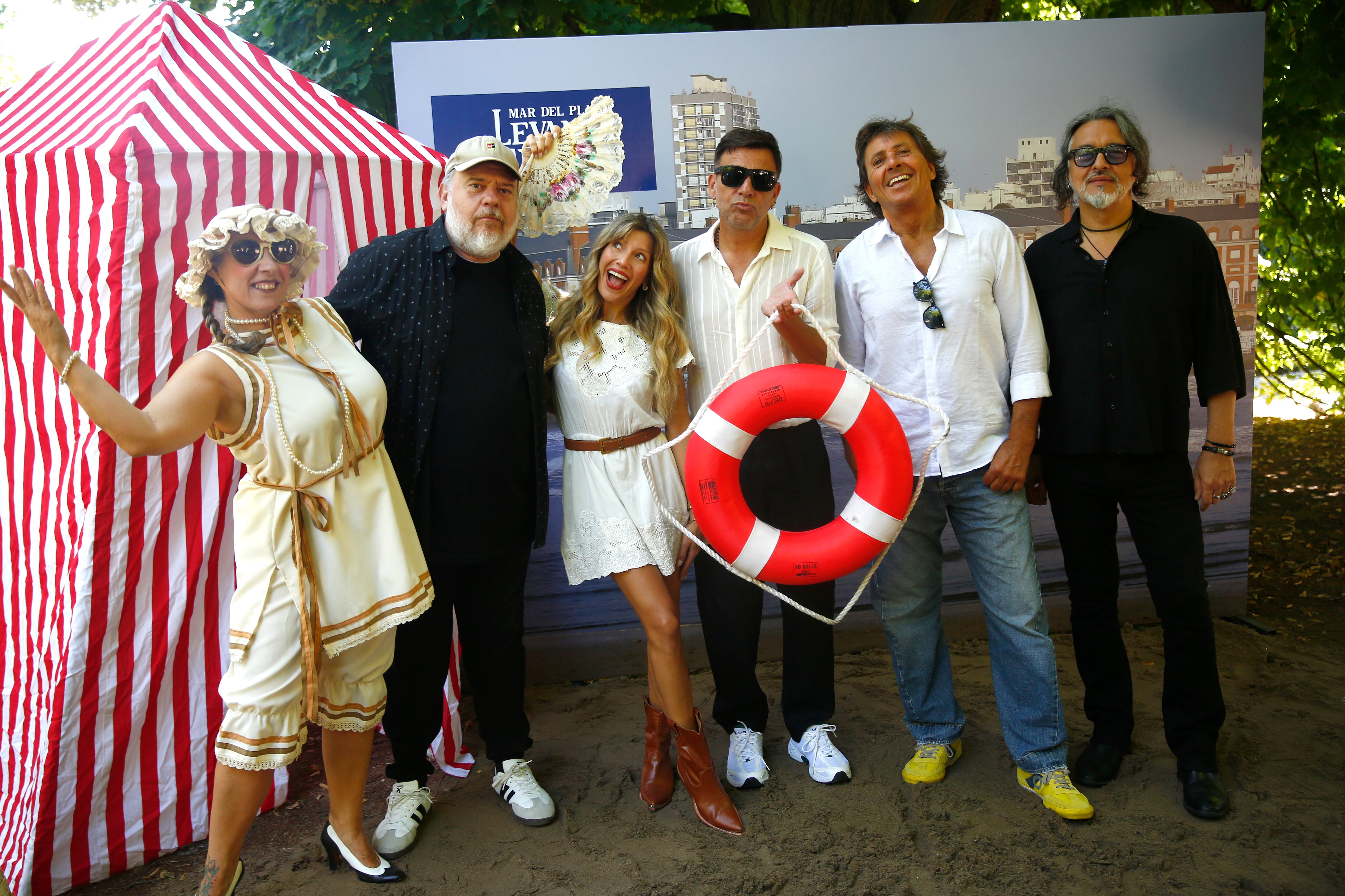 Una escenografía de época que recreó la atmósfera de los balnearios de comienzos del siglo pasado fue un gran marco que aprovechó el elenco de La cena de los tontos con Martín Bossi, Gustavo Bermúdez, Laurita Fernández, Esteban Prol y Guillermo Arengo; la compañía lidera la venta de localidades de este verano