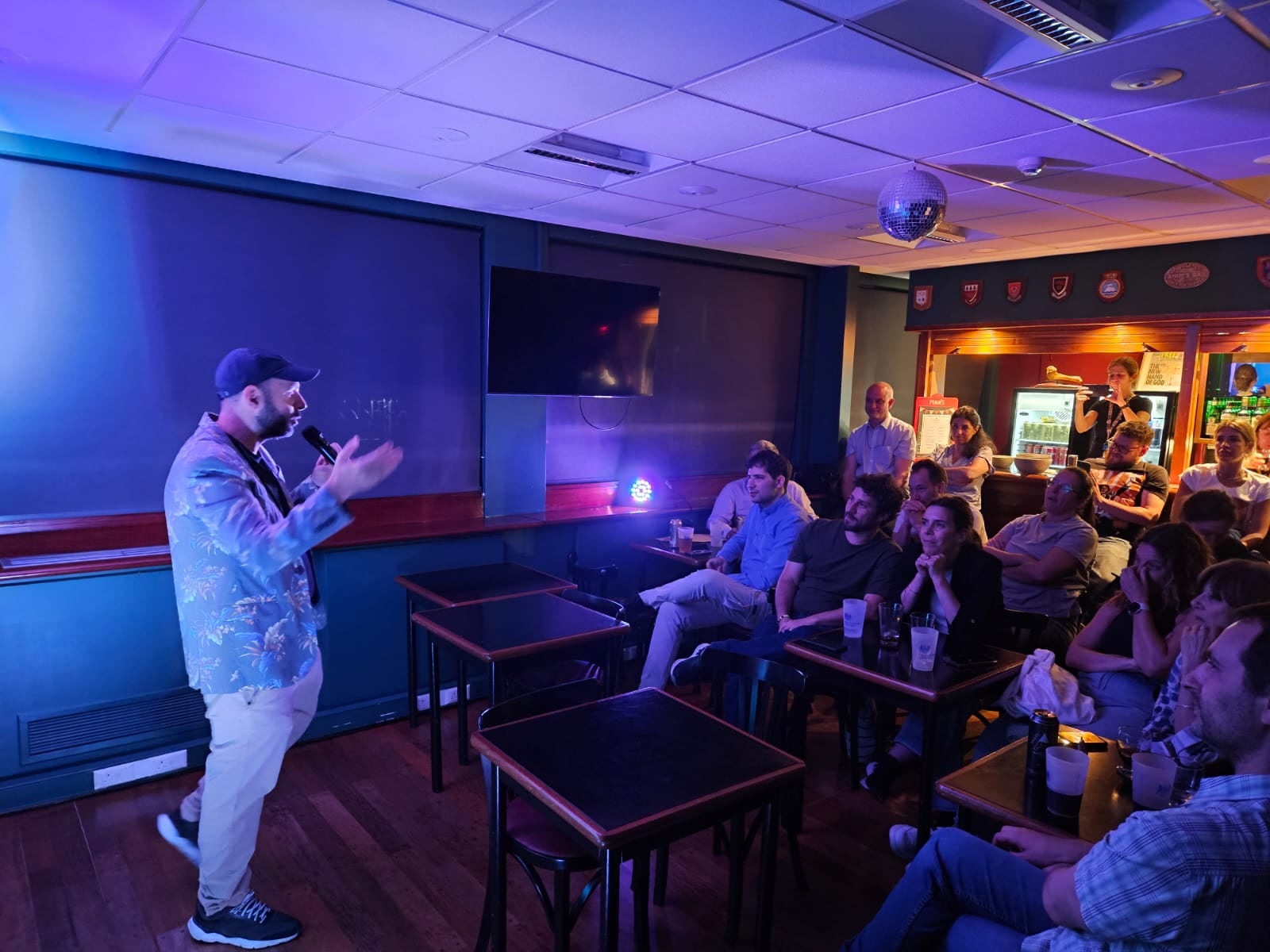 Cómo es The Hand of God, el pub británico oculto en La Isla que rinde homenaje a Messi y a Maradona 18 Los empleados comparten actividades de todo tipo, por ejemplo, está quien va a despuntar su hobbie de DJ y pasa unos discos, o quien se anima a una noche de stand up
