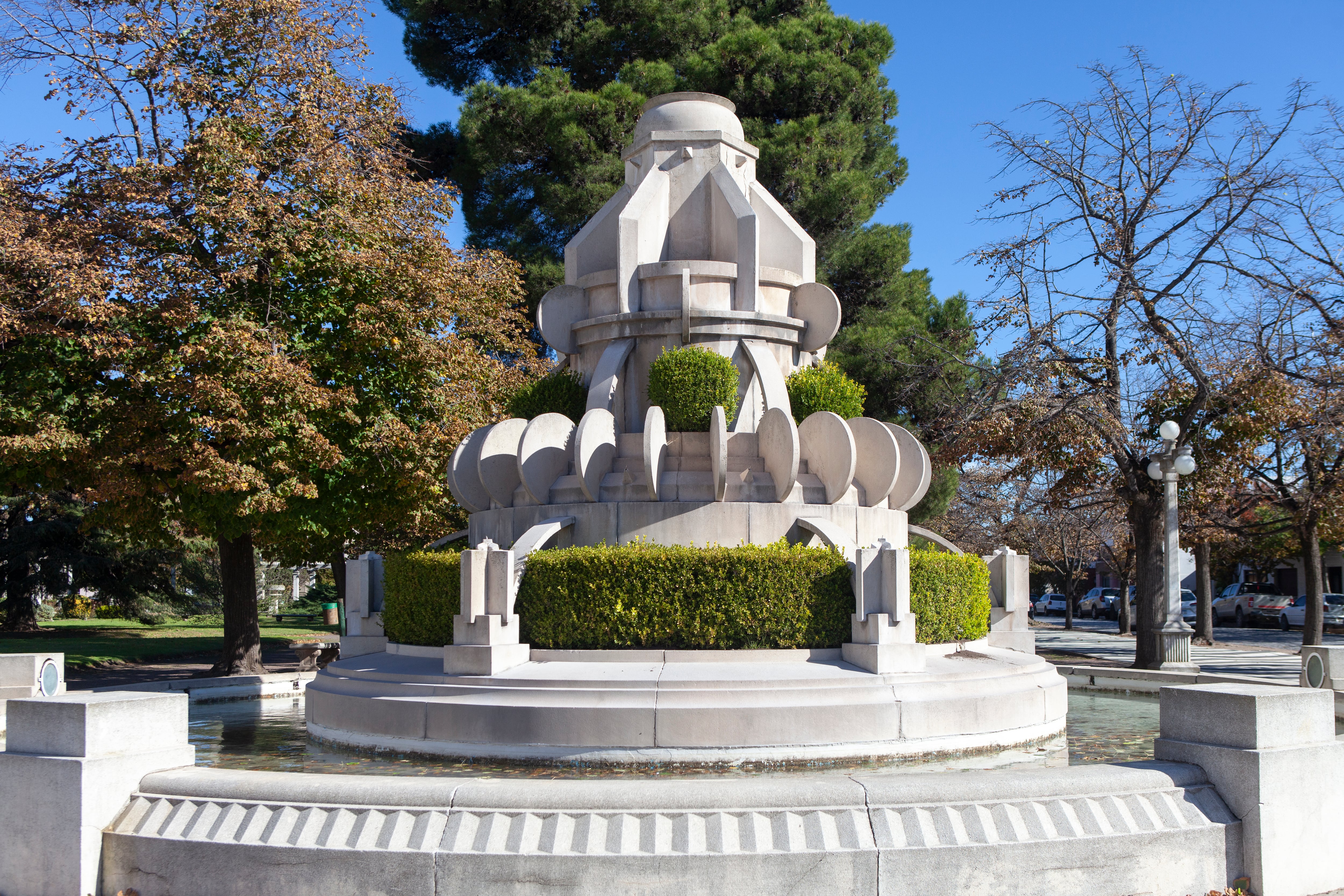 Una de las fuentes de la plaza principal de la ciudad.