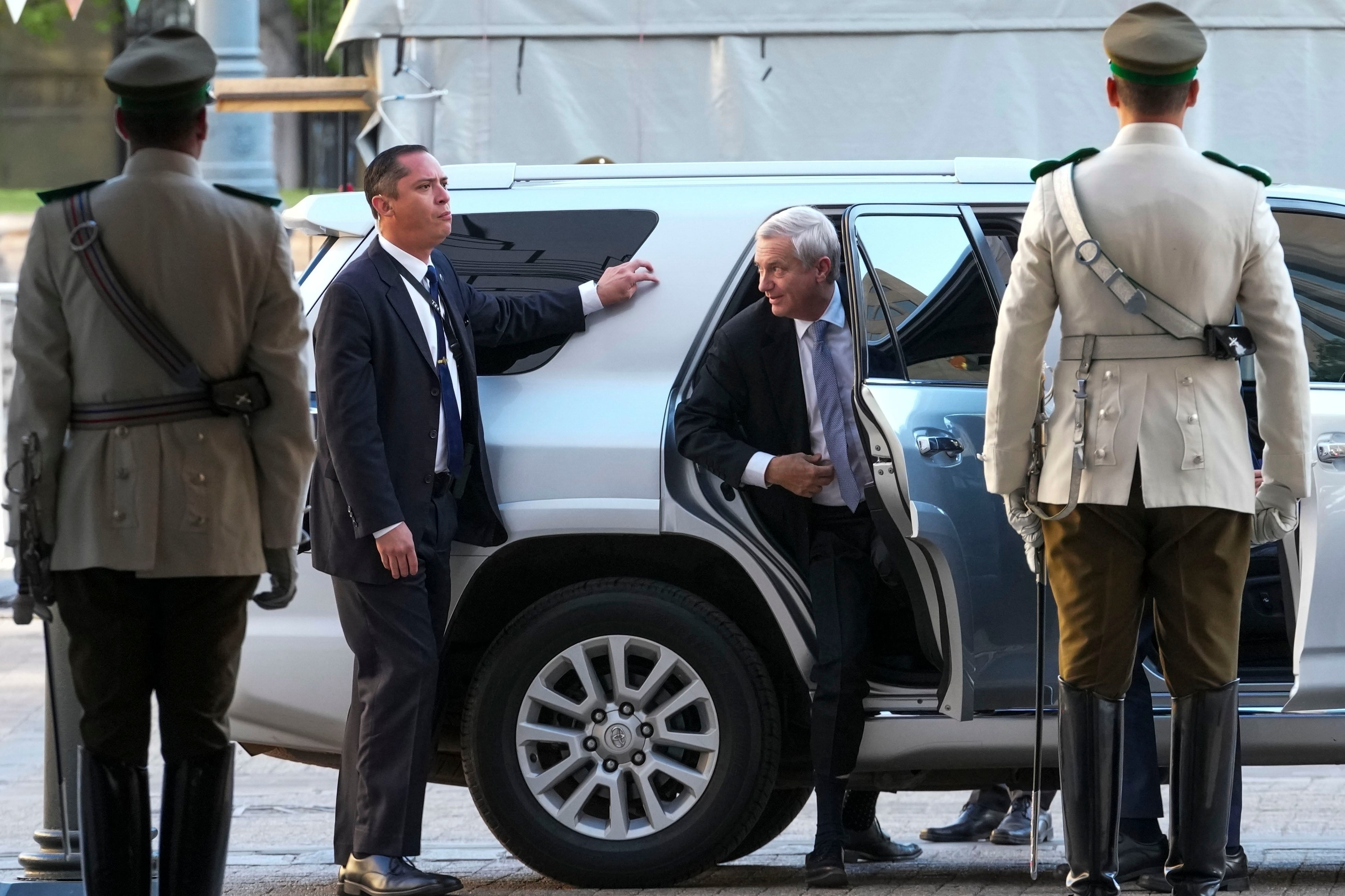 Kast llega al palacio presidencial de La Moneda para reunirse con Boric, el 15 de enero