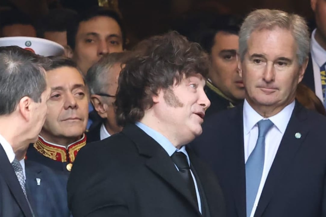 Javier Milei flanqueado por Presti y Quirno