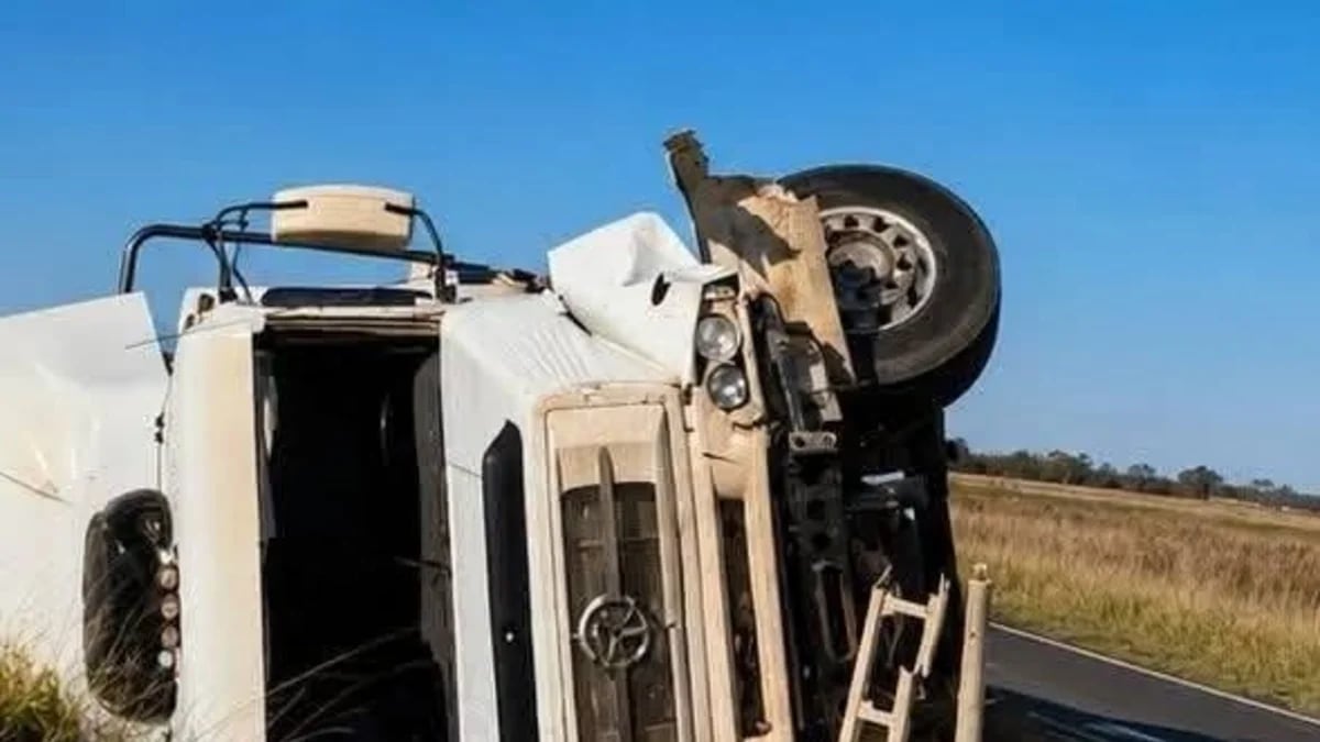 Quiso pasar a un camión en plena ruta 14 y provocó un choque múltiple: hay tres heridos 6 El camión que volcó a un costado de la ruta 14