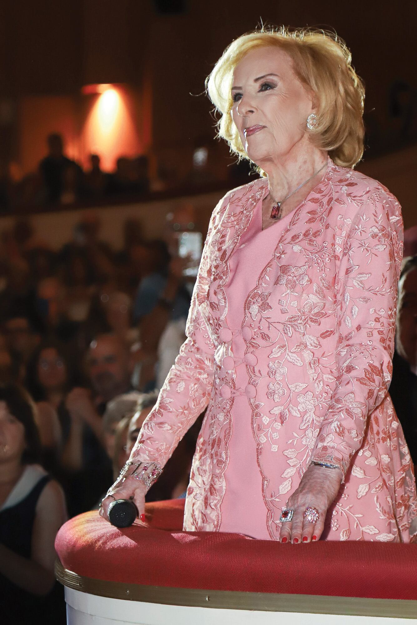 Chiquita, de rosa total. El público la aplaudió de pie y, emocionada, ella agradeció tanto amor con cariñosas palabras